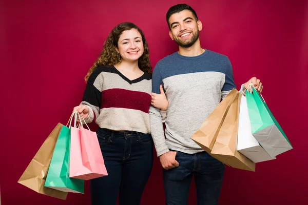 Menikmati Berbelanja Wanita Kaukasia Dan Pria Latin Membawa Banyak Tas — Stok Foto