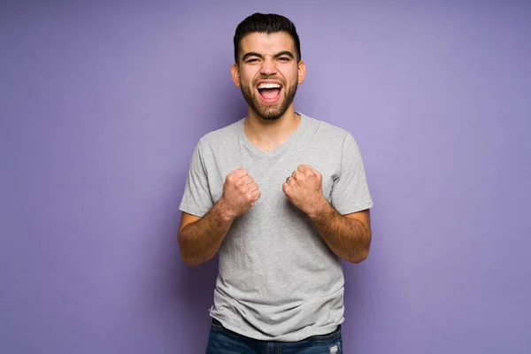Did Excited Latin Man Celebrating Screaming Happiness Winning Having Successful — Stockfoto