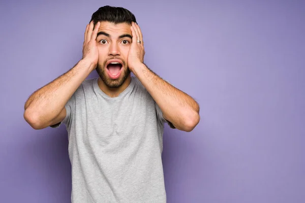 What Surprise Shocked Hispanic Man Screaming Hands Face Listening Amazing — Stock Fotó