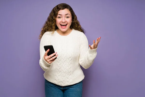 Amazing Gorgeous Woman Receiving Great News Text Message While Holding — Foto de Stock