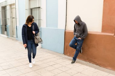 Hırsız bir suçlu kurbanının çalmasını beklerken sokakta yalnız yürüyen genç bir kadından korkuyorsun.