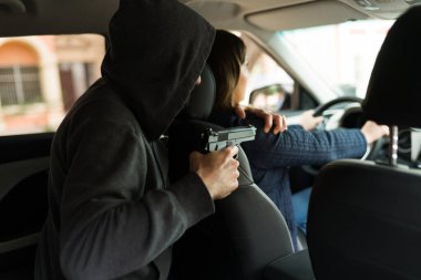 Silah zoruyla tutulan bir suçlunun genç bir kadının arabasını çalması ya da kaçırılması.
