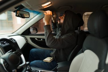 Araba hırsızlığı. 30 'lu yaşlarda İspanyol bir adam araba çalmak için bir şeyler arıyor.