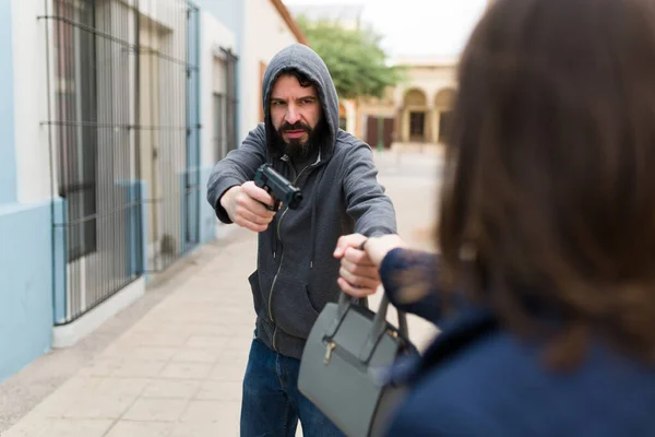 Farlig Och Galen Man Rånar Kvinna Offer Från Hennes Handväska — Stockfoto