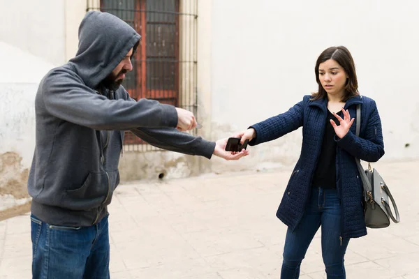 Gewapende Crimineel Dief Richt Een Pistool Een Bange Jonge Vrouw — Stockfoto