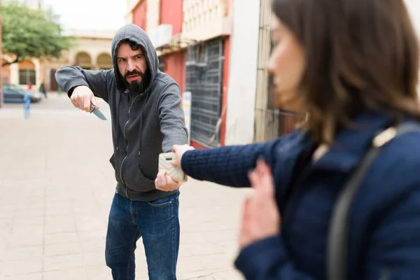 Uomo Pericoloso Armato Coltello Che Arrabbia Mentre Commette Una Rapina — Foto Stock