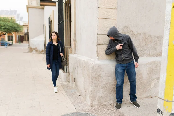 Male Criminal Waiting Street Weapon Rob Unsuspecting Victim Her Money — Stock Photo, Image