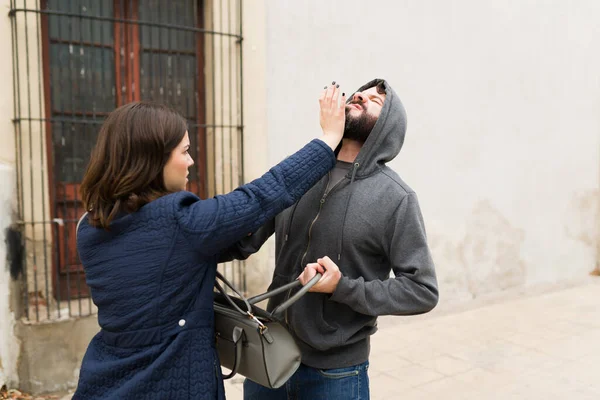 Κόλπα Αυτοάμυνας Ανεξάρτητη Νεαρή Γυναίκα Χτυπάει Στο Πρόσωπο Έναν Ένοπλο — Φωτογραφία Αρχείου