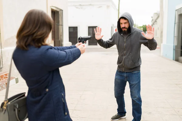 Spaanse Crimineel Die Zijn Handen Opsteekt Zich Overgeeft Terwijl Een — Stockfoto