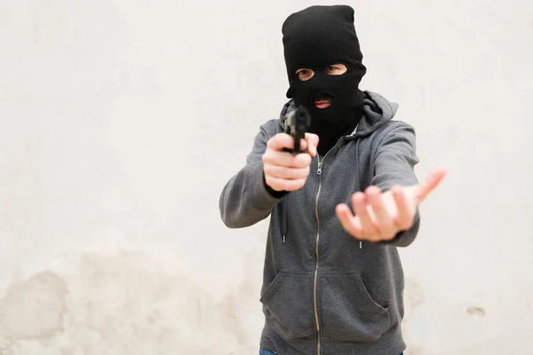 Retrato Homem Criminoso Usando Uma Máscara Esqui Preto Enquanto Rouba — Fotografia de Stock