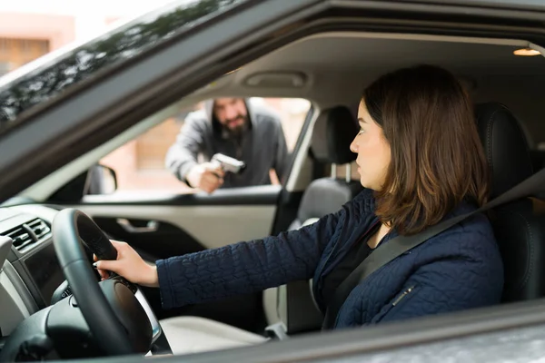 Dame Auto Mujer Caucásica Víctima Robo Coche Punta Pistola Ladrón — Foto de Stock