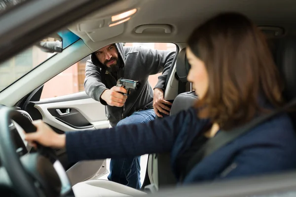 Hombre Hispano Unos Años Apuntando Con Arma Una Joven Volante — Foto de Stock