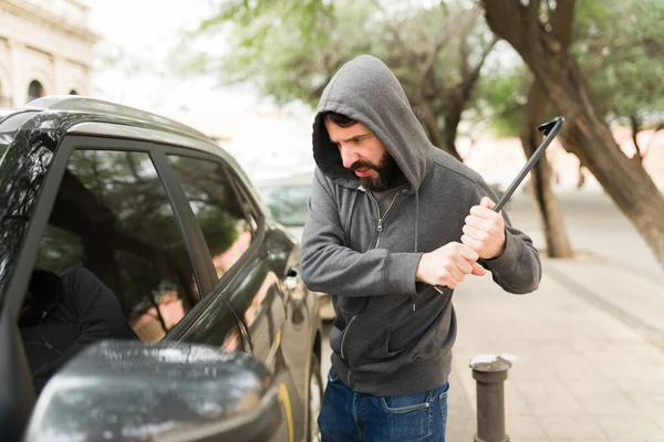 Furto Auto Giovane Latino Che Usa Una Barra Corvo Rompe — Foto Stock