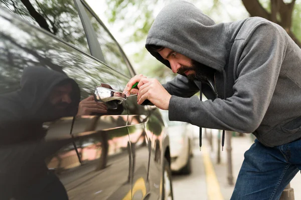 窃盗犯偷车 用螺丝刀开着车在街上偷车 — 图库照片