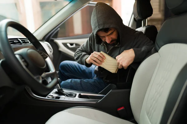 Criminoso Latino Invadir Carro Enquanto Rouba Dinheiro Uma Carteira Ladrão — Fotografia de Stock