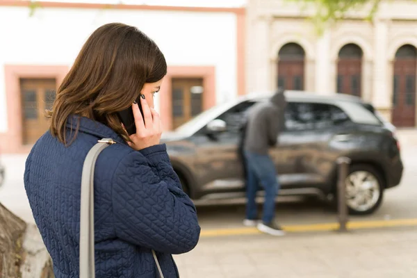 Potrzebuję Pomocy Widok Tyłu Młodej Kobiety Dzwoniącej 911 Smartfona Powodu — Zdjęcie stockowe