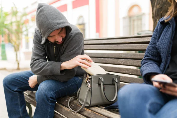 Närbild Ung Man Med Svart Huvtröja Sittande Bänken Och Ficktjuv — Stockfoto