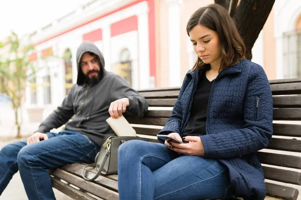 Attraktiv Ung Kvinna Sms Medan Sitter Bänk Gatan Bredvid Tjuv — Stockfoto