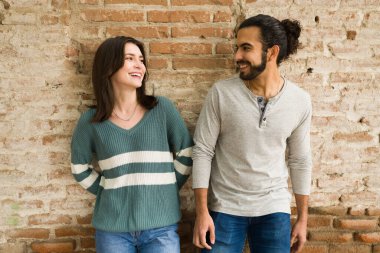 Kendimi çok iyi hissediyorum. Mutlu çok ırklı çift gülüyor ve dışarıda birlikte eğleniyorlar. 