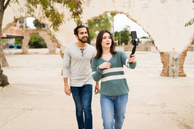 Yakışıklı bir arkadaşla video bloğu ve kısa video çekmek için akıllı telefon kullanan muhteşem bir nüfuz sahibi. 
