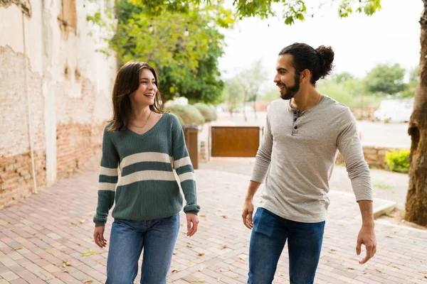 Vrolijke Vrouw Jonge Man Flirten Lachen Tijdens Het Rondhangen Het — Stockfoto