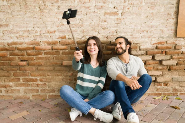 Bella Coppia Ventenni Sorridenti Mentre Scattano Selfie Fotografico Social Media — Foto Stock