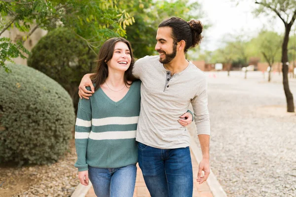 Buenos Tiempos Alegre Novia Novio Riendo Mientras Disfruta Una Cita —  Fotos de Stock