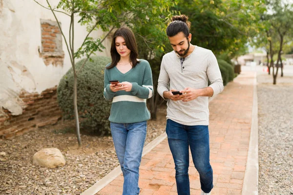 Blandad Ras Ung Kvinna Och Man Sms Sina Smartphones Medan — Stockfoto