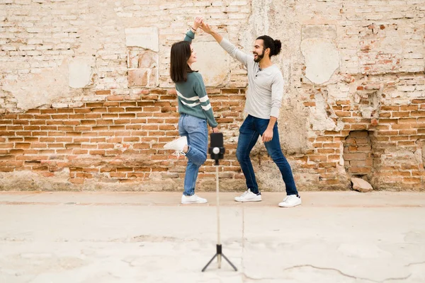 Счастливая Столетняя Пара Снимает Себя Танцующими Вместе Смартфоне Поделиться Социальных — стоковое фото