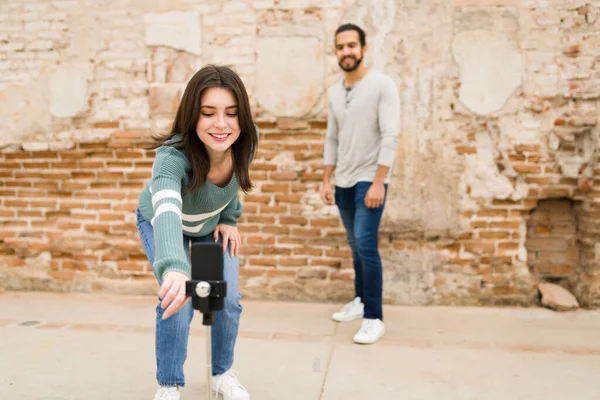 Mooie Jonge Vrouw Met Behulp Van Een Smartphone Een Statief — Stockfoto