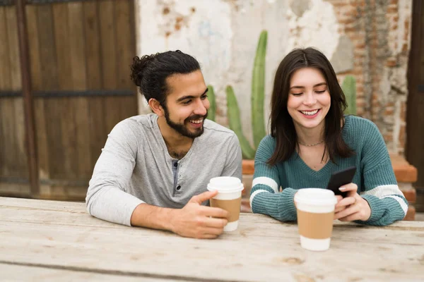 Amigos Alegres Riendo Bromeando Mientras Miran Las Redes Sociales Teléfono —  Fotos de Stock