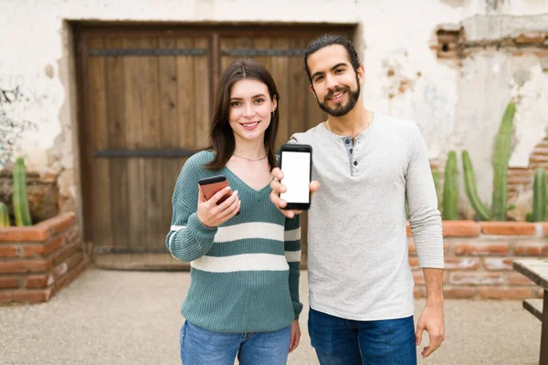 Portrét Atraktivní Gen Pár Textových Zpráv Zobrazení Jejich Obrazovky Smartphone — Stock fotografie