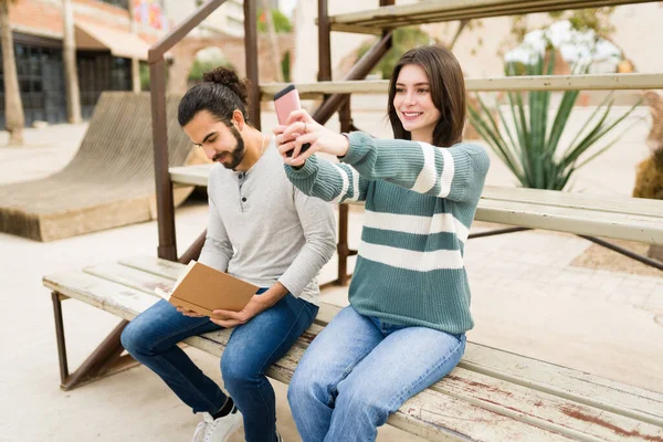 Superbe Femme Caucasienne Prenant Selfie Pour Les Médias Sociaux Avec — Photo