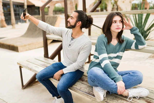 Donna Attraente Annoiata Che Sembra Stanca Mentre Suo Ragazzo Utilizza — Foto Stock