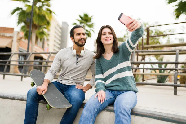 Caucasian Woman Her 20S Taking Selfie Her Best Friend While — Stock Photo, Image