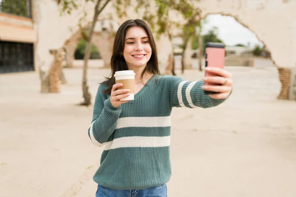 Aantrekkelijke Gelukkige Vrouw Genieten Van Koffie Het Nemen Van Een — Stockfoto