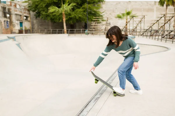 Fearless Young Woman Doing Skateboard Tricks Park Active Caucasian Woman — Stock Photo, Image