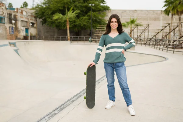 Skateboarding Full Length Gorgeous Woman Her 20S Active Lifestyle Using — Stock Photo, Image