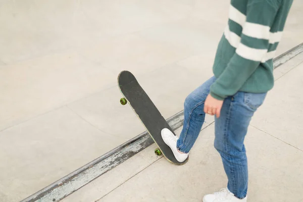 Primer Plano Una Joven Con Ropa Casual Usando Monopatín Skatepark — Foto de Stock