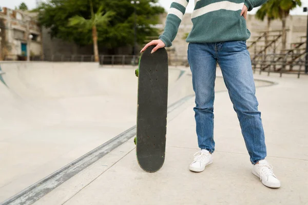 Active Young Woman Holding Skateboard Ready Some Tricks Skatepark — Stock Photo, Image