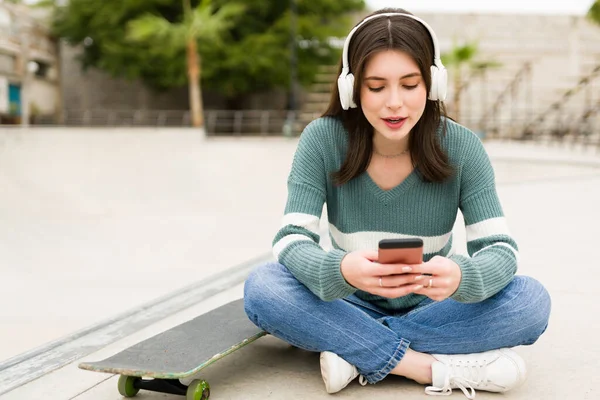 Actieve Aantrekkelijke Vrouw Met Koptelefoon Sms Smartphone Tijdens Het Wachten — Stockfoto