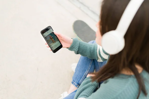 Wysoki Kąt Młodej Kobiety Świeżym Powietrzu Oglądającej Filmy Słuchawkami Smartfonie — Zdjęcie stockowe