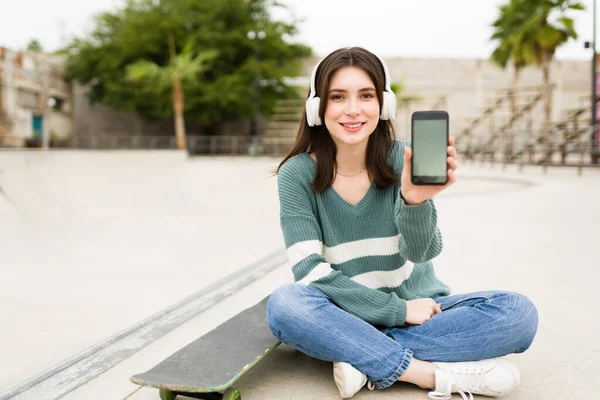 Portrait Une Magnifique Jeune Femme Montrant Son Écran Smartphone Tout — Photo