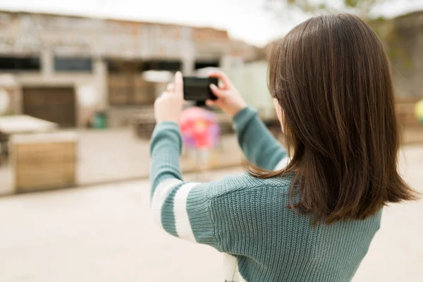 Rear View Young Woman Taking Photo Short Video Outdoors Post — Stock Photo, Image