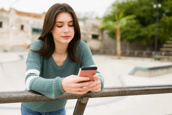 Atractiva Mujer Caucásica Relajándose Mientras Envía Mensajes Texto Teléfono Inteligente —  Fotos de Stock