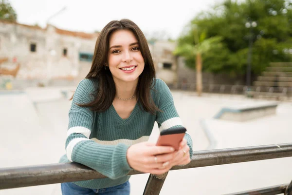 Hermosa Mujer Años Mirando Cámara Sonriendo Mientras Sostiene Teléfono Inteligente —  Fotos de Stock