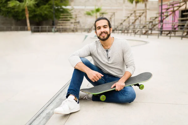 Retrato Jovem Bonito Pronto Para Fazer Alguns Truques Com Skate — Fotografia de Stock