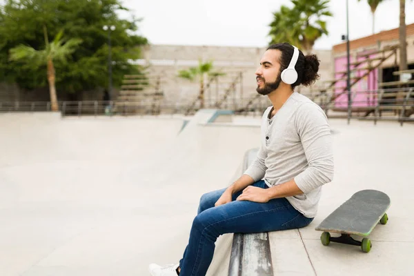 Side View Relaxed Young Man Listening Music Wireless Headphones Skateboarding — Stock Photo, Image