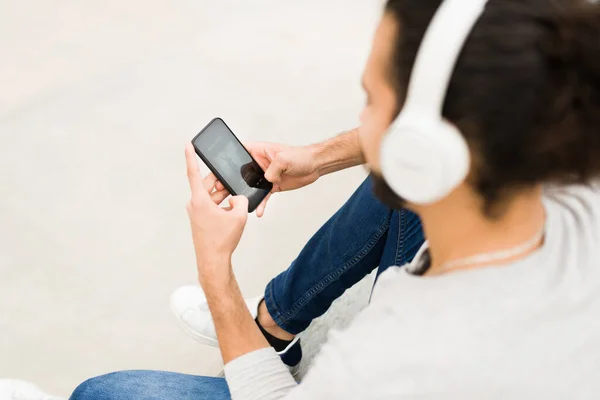 Alto Ángulo Joven Tocando Una Canción Aplicación Música Teléfono Inteligente —  Fotos de Stock