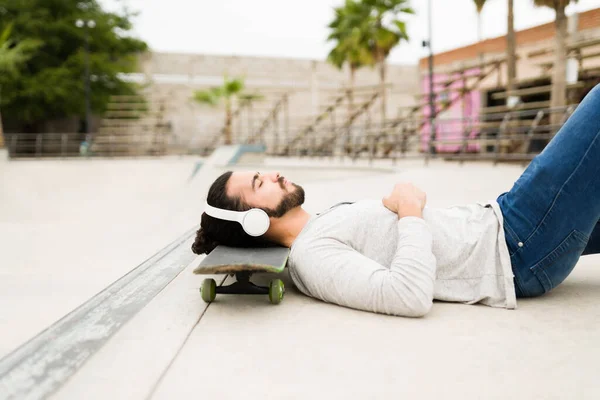 Jsem Tak Uvolněná Unavený Mladý Muž Odpočívající Ležící Podlaze Skateparku — Stock fotografie